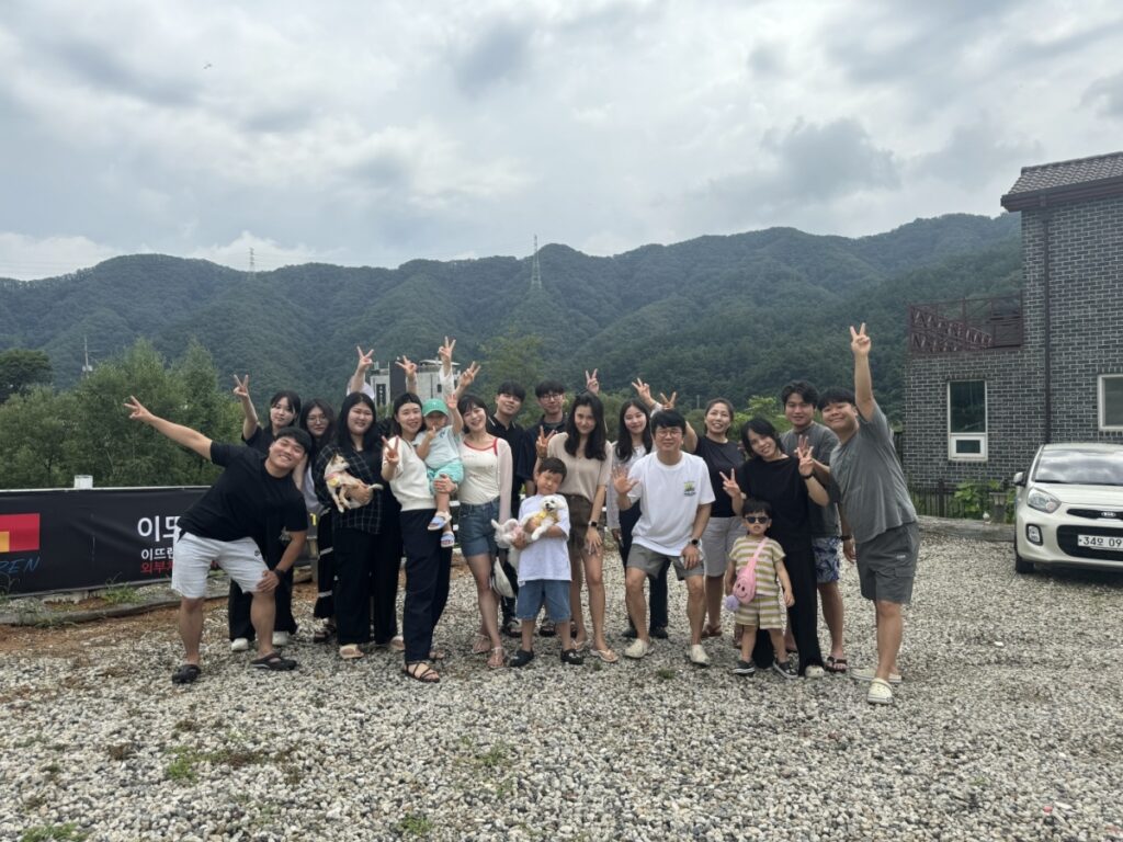 김포하나교회 성도들이 지난해 경기도 가평에서 여름 수련회를 마치고 기념 촬영을 하고 있다. 김포하나교회 제공